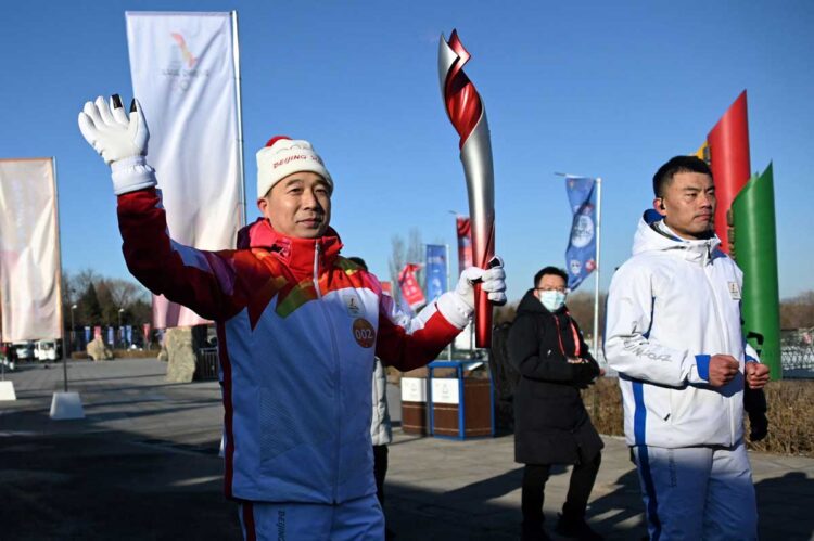 El curling da inicio a las pruebas de los Juegos de Invierno mientras la llama recorre Pekín