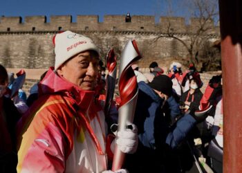 La llama olímpica se pasea por la Gran Muralla antes del inicio de Pekín-2022