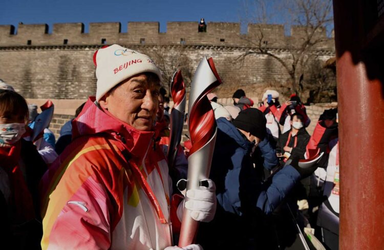 La llama olímpica se pasea por la Gran Muralla antes del inicio de Pekín-2022