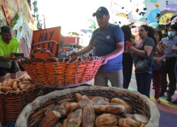 Productores panaderos venden el pan de batalla. Foto: APG