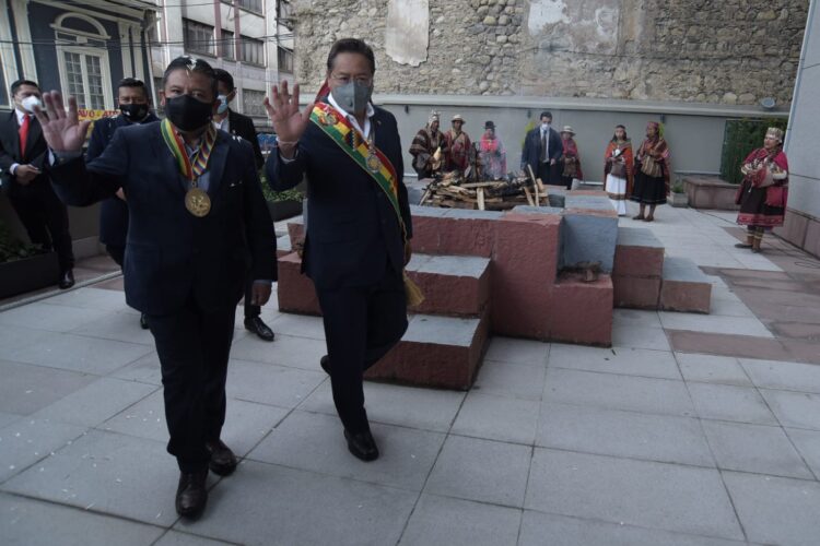Una ceremonia ancestral da inicio a los festejos por el Día del Estado Plurinacional