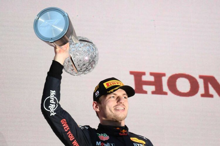 Verstappen logra su segundo título de F1 en una confusa y accidentada carrera en Japón