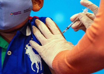 La UE y la OMS piden vacunación conjunta de gripe y COVID-19