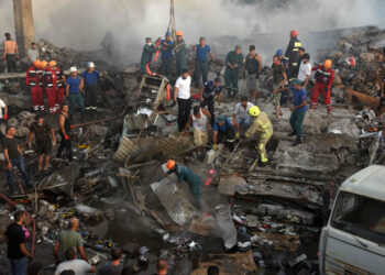Personal de rescate socorre a los herridos. Foto: AFP
