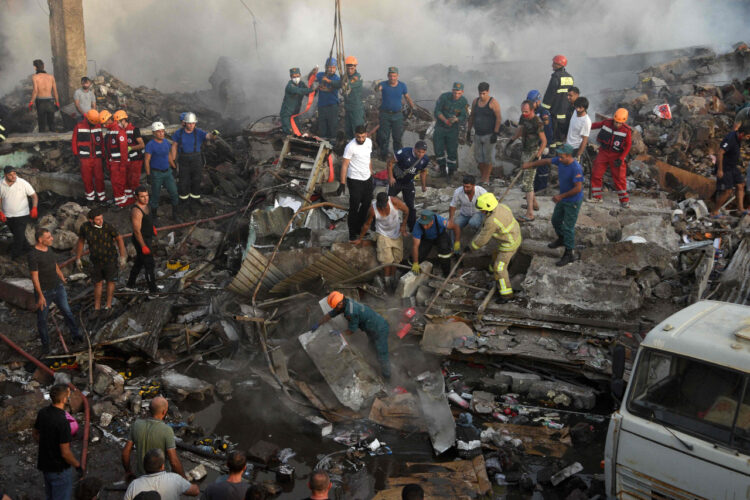 Personal de rescate socorre a los herridos. Foto: AFP