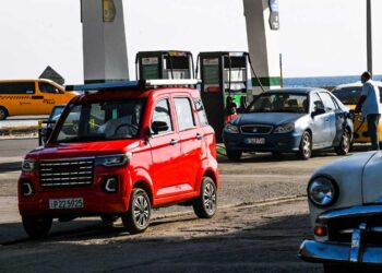 Carros eléctricos empiezan a desplazar a los viejos automóviles en Cuba