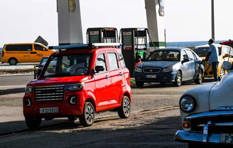 Carros eléctricos empiezan a desplazar a los viejos automóviles en Cuba