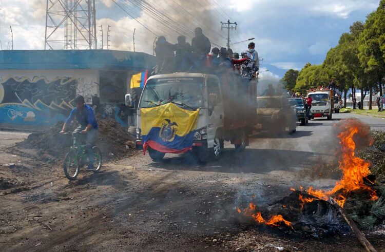 Manifestantes indígenas bloquean Quito pese al llamado a dialogar