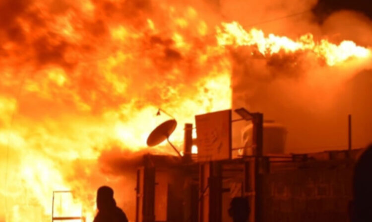 Un boliviano muere y al menos 52 resultan damnificados por incendio en Chile
