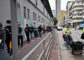 Hong Kong impone sus medidas anti COVID-19 más duras ante récord de casos diarios