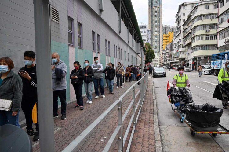 Hong Kong impone sus medidas anti COVID-19 más duras ante récord de casos diarios