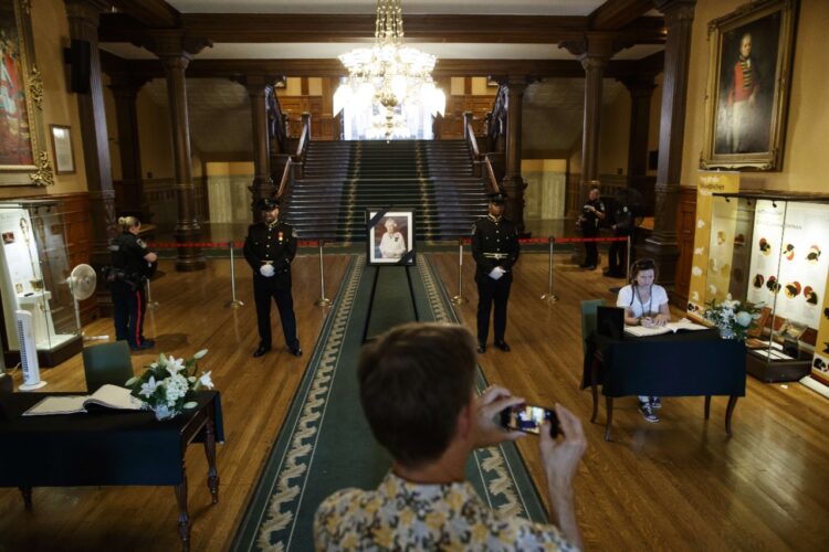 El festival de cine de Toronto rinde homenaje a la reina Isabel II en su apertura