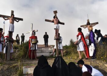 Procesiones y dramatizaciones de la vía crucis de Jesús abren Viernes Santo en el país