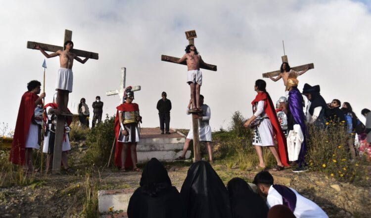 Procesiones y dramatizaciones de la vía crucis de Jesús abren Viernes Santo en el país