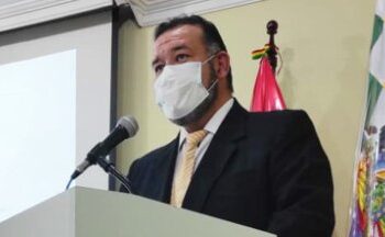 Arce rechaza renuncia y Arandia permanece como director del INE