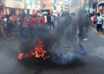Nuevos choques con manifestantes en Ecuador y el presidente habla de intento golpista