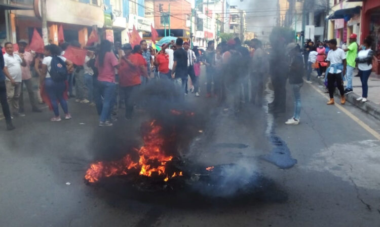 Nuevos choques con manifestantes en Ecuador y el presidente habla de intento golpista