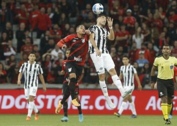Paranaense derrota 2-1 a Libertad en la ida de octavos de la Libertadores