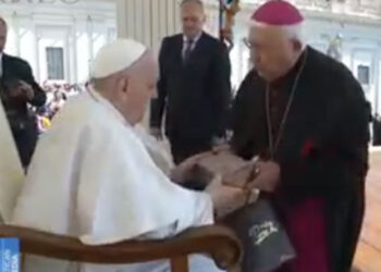 ‘Para Ti’, los chocolates que monseñor Jesús Juárez entregó al Papa en Roma