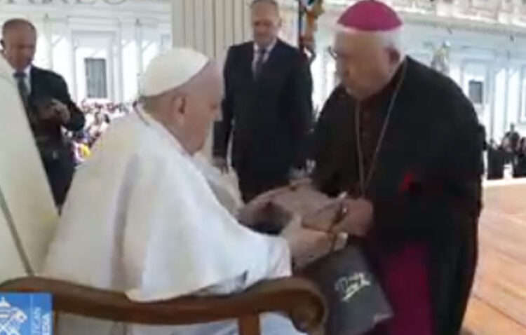 ‘Para Ti’, los chocolates que monseñor Jesús Juárez entregó al Papa en Roma