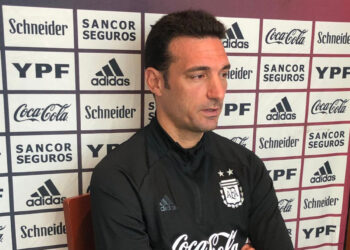 Scaloni molesto por problemas de futbolistas argentinos para viajar a EEUU