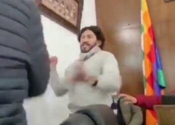 Dos concejales se agarran a golpes en el Concejo de Sucre
