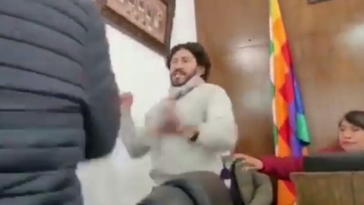 Dos concejales se agarran a golpes en el Concejo de Sucre