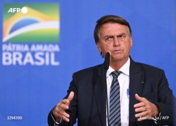 Bolsonaro propone bajar impuestos a los combustibles para combatir elevados precios