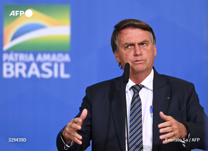 Bolsonaro propone bajar impuestos a los combustibles para combatir elevados precios