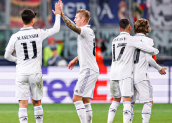 El Real Madrid logra un punto con sangre y firma el pase a octavos de Champions