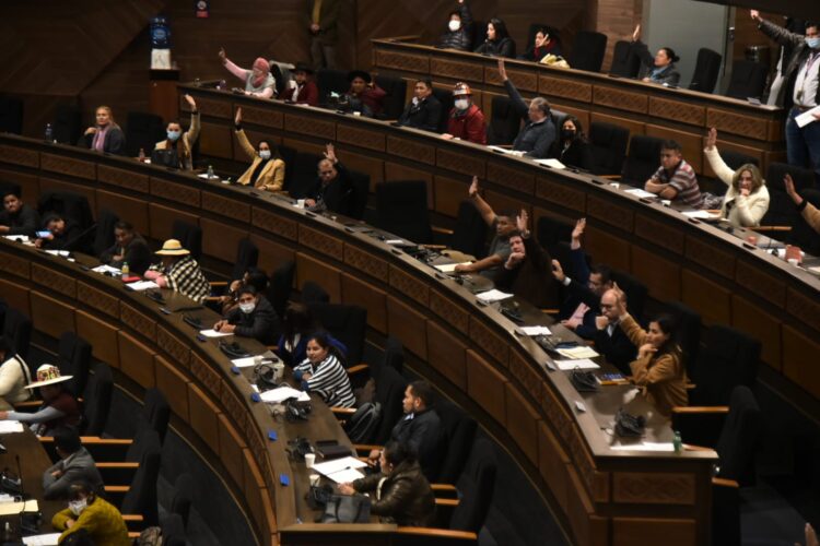 El MAS aprueba reglamento para elegir nuevo Contralor y define reducir lista de candidatos tras dos votaciones