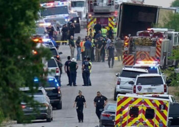 Encuentran más de 40 migrantes muertos dentro de un camión en Texas