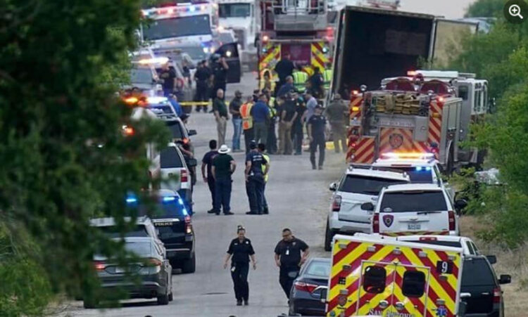 Encuentran más de 40 migrantes muertos dentro de un camión en Texas