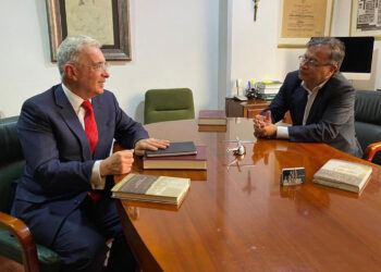 Inédito diálogo Petro-Uribe, los mayores adversarios políticos de Colombia