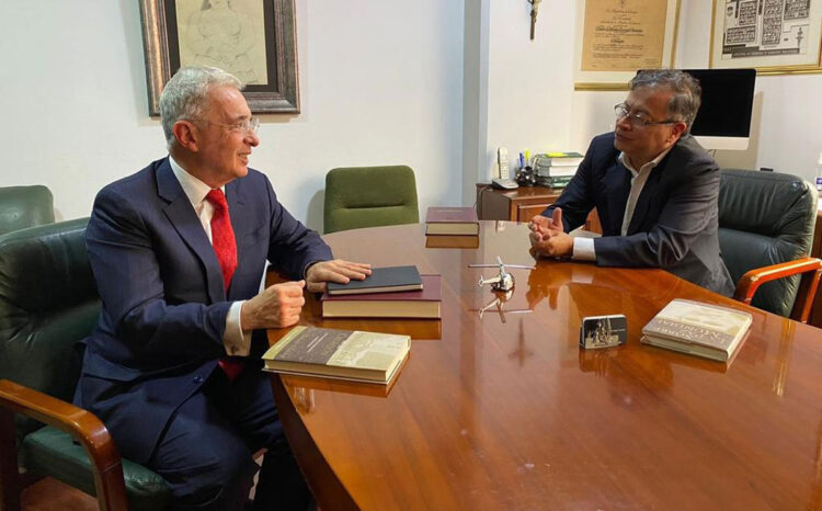 Inédito diálogo Petro-Uribe, los mayores adversarios políticos de Colombia