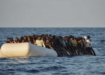 Tres migrantes muertos y decenas desaparecidos tras el naufragio de un velero en el mar Egeo
