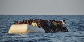 Tres migrantes muertos y decenas desaparecidos tras el naufragio de un velero en el mar Egeo