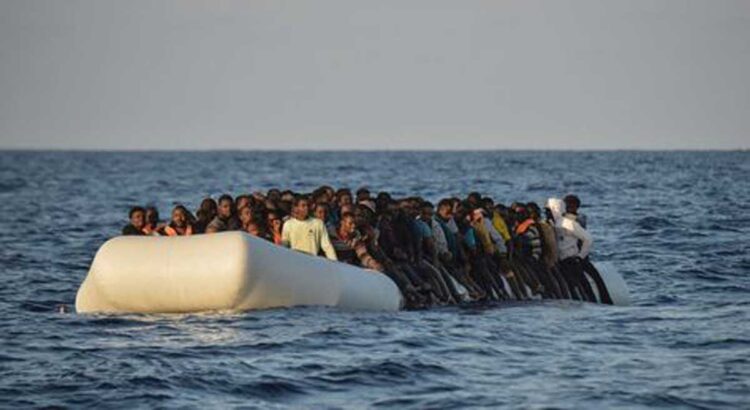 Tres migrantes muertos y decenas desaparecidos tras el naufragio de un velero en el mar Egeo