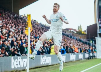 Un estelar De Bruyne acerca al Manchester City al título en Inglaterra