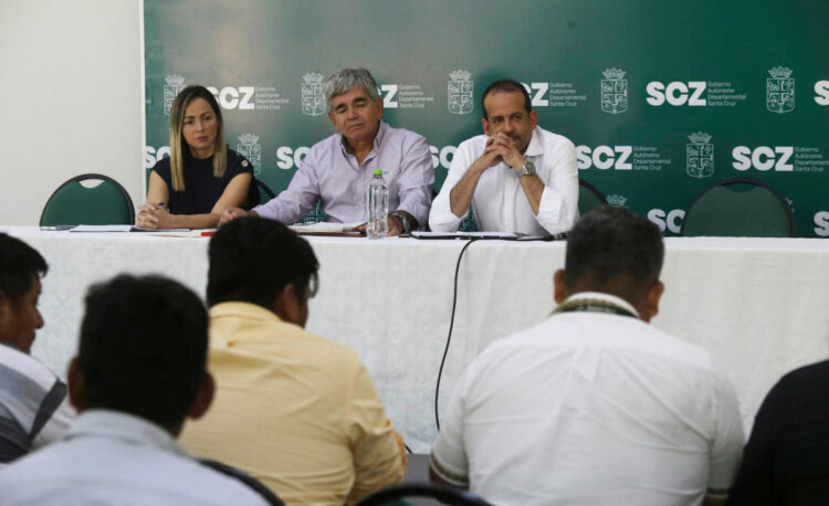 Gobernación y dirigentes pactan un preacuerdo sin levantarse el bloqueo en San Julián