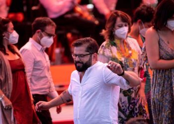 Entre bailes y críticas, Boric abraza la cultura en un popular barrio de Santiago de Chile