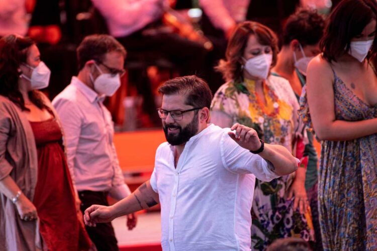 Entre bailes y críticas, Boric abraza la cultura en un popular barrio de Santiago de Chile