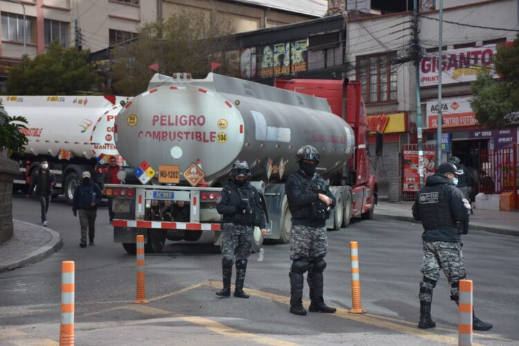 Anulan proceso de contratación y dueños de cisternas levantan bloqueo del centro de La Paz