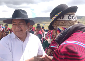 Dejan retornar a La Paz a ministros retenidos en punto de bloqueo en la vía a Desaguadero