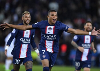 Mbappé sale del banquillo para rescatar al París SG ante el Niza