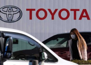 Toyota mejora el beneficio trimestral estimado pese a escasez de chips