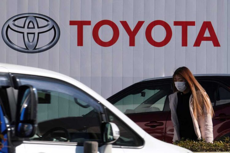 Toyota mejora el beneficio trimestral estimado pese a escasez de chips