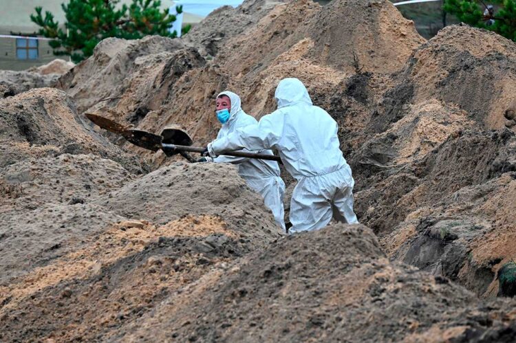 Ucrania exhumó 78 cuerpos de civiles asesinados en ciudades reconquistadas del este