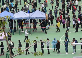 Hong Kong inmerso en el caos antes de pruebas masivas de COVID-19