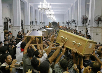 Portadores de los féretros se abrieron camino entre la multitud de dolientes que intentaban tocar los ataúdes. Foto: AFP
